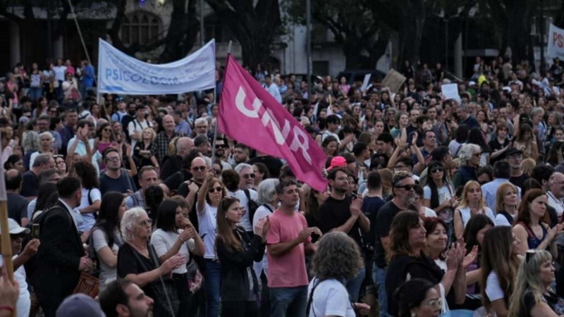 La marcha universitaria por el centro de Rosario.