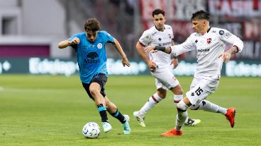 González Metilli, una de las figuras, perseguido desde atrás por los leprosos, como en todo el partido.