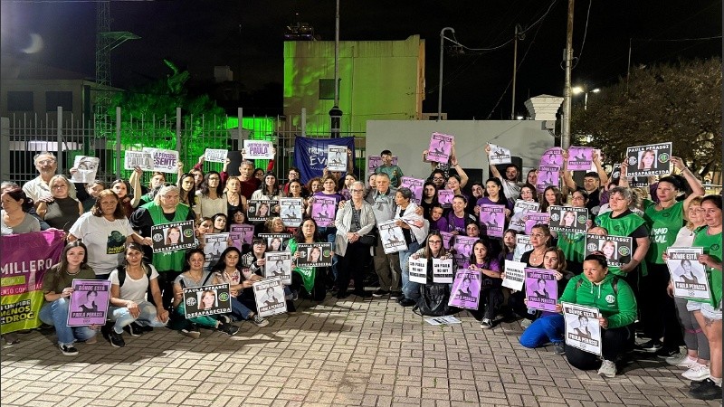 Los activistas realizaron una pegatina con la imagen de Paula Perassi por el centro de San Lorenzo.