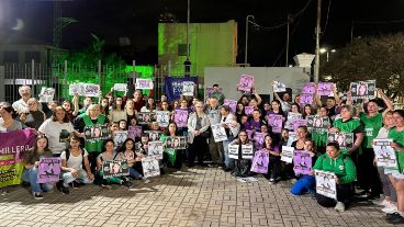 Los activistas realizaron una pegatina con la imagen de Paula Perassi por el centro de San Lorenzo.
