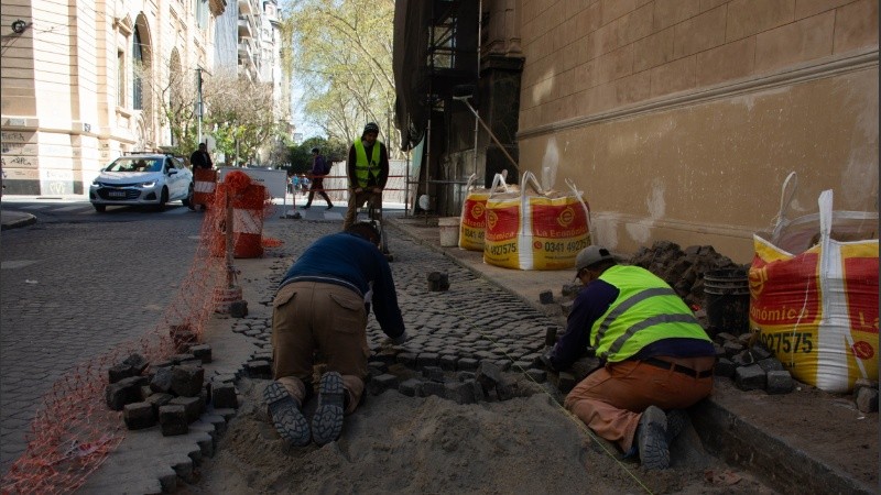 El trabajo manual de restauración pieza por pieza permite resguardar el patrimonio histórico.