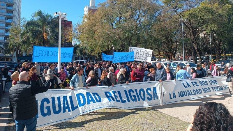 Una movilización evangelista a la Legislatura para pedir neutralidad religiosa.