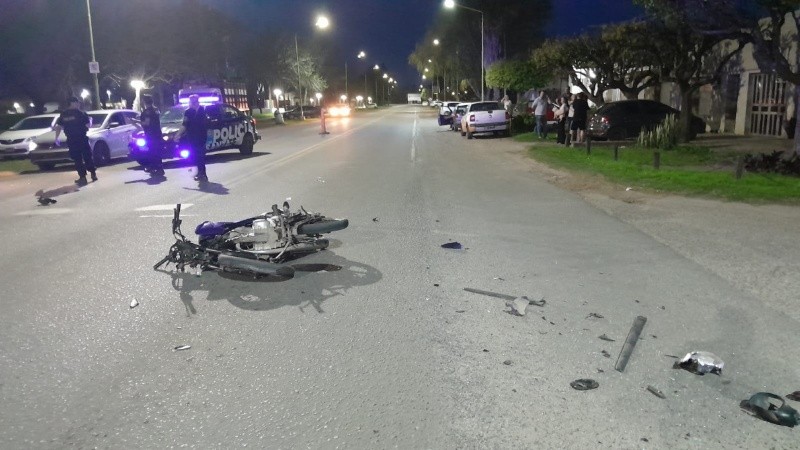 Así quedó la motocicleta que fue embestida este miércoles en Zavalla