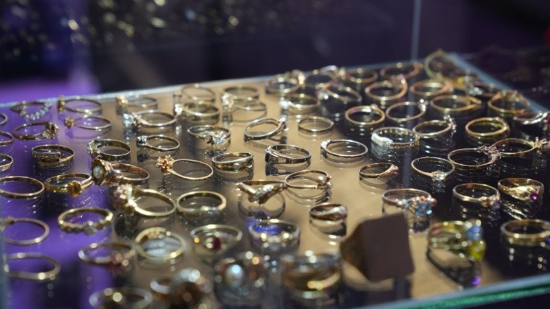 El lote de joyas expuestas para la subasta.