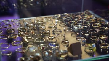 El lote de joyas expuestas para la subasta.