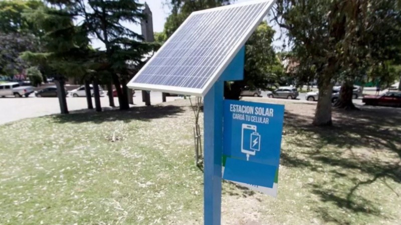 Colocarán sistemas solares de recarga pública de celulares en plazas, parques y balnearios de Rosario
