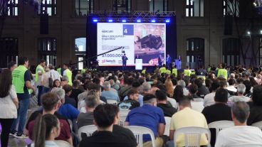 El gobernador Pullaro presente en la subasta.