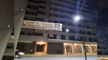 Son dos edificaciones ubicadas en calle San Juan, entre Sarmiento y Mitre.