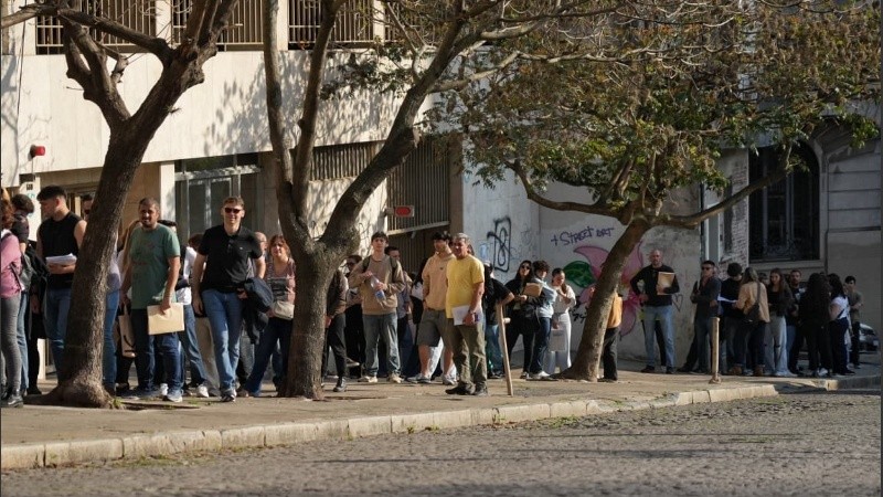 Una cola extensa alrededor del consulado de personas que buscan obtener la nacionalidad española