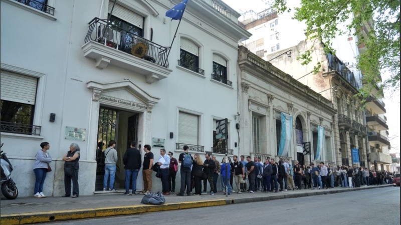 Una cola extensa alrededor del consulado de personas que buscan obtener la nacionalidad española