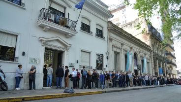 Una cola extensa alrededor del consulado de personas que buscan obtener la nacionalidad española