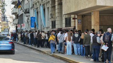 Una cola extensa alrededor del consulado de personas que buscan obtener la nacionalidad española