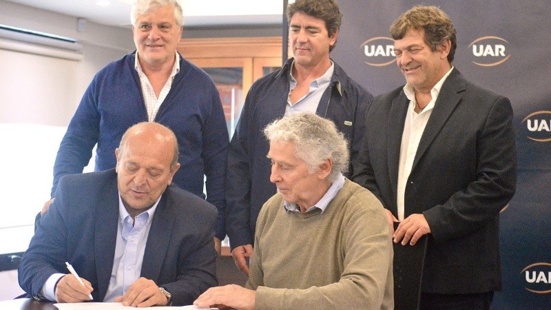 El momento en que los dirigentes firman el otorgamiento de la franquicia