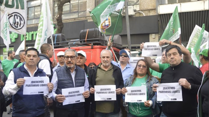 Los dirigentes del Sindicato de la Alimentación, en la marcha ante la cámara empresarial.