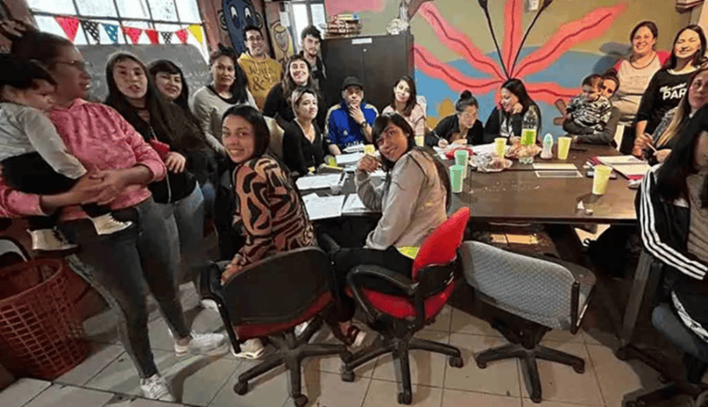  Madres y padres cursan el Eempa mientras los chicos van a sus talleres y jugan.