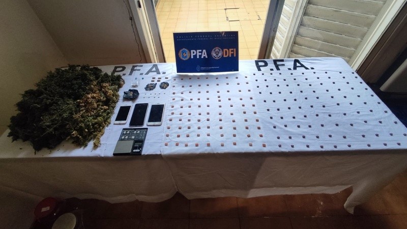 En la previa de una fiesta electrónica allanan a dealers y secuestran casi 900 pastillas de éxtasis en Rosario.