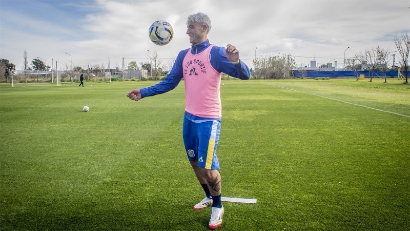 Pese a su lesión, Alejo Véliz está entre los concentrados y quiere jugar.