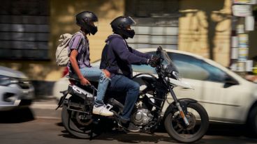 El transporte de personas en moto a través de aplicaciones, una realidad visible en Rosario.