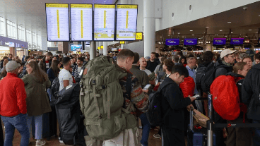 Pasajeros hacen cola en el aeropuerto de Bruselas, donde decenas de vuelos fueron cancelados tras un ciberataque que afectó a varios aeropuertos de Europa.