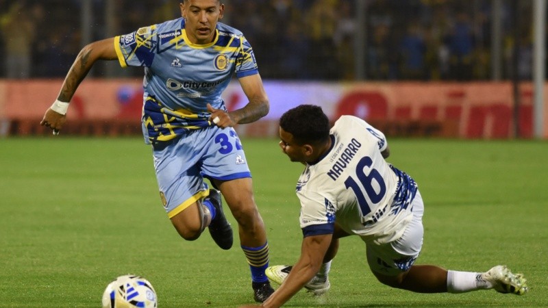 Central estrenó la camiseta celeste: la luce Emanuel Coronel, en acción durante el primer tiempo.