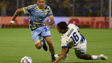 Central estrenó la camiseta celeste: la luce Emanuel Coronel, en acción durante el primer tiempo.
