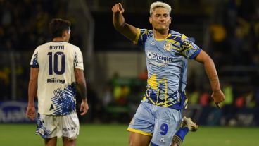 Véliz, que jugó pese a la lesión en el hombro derecho, marcó el 1-0 para Central.