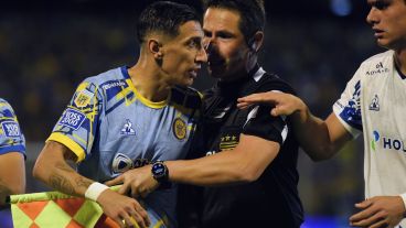 A Di María le hicieron muchas faltas y tuvo varios cruces con los jugadores de Talleres.