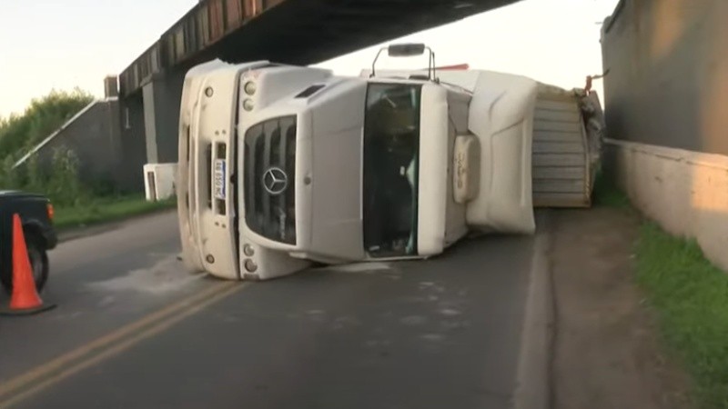 Vehículos más altos que 4,33 metros no pasan por debajo del puente.
