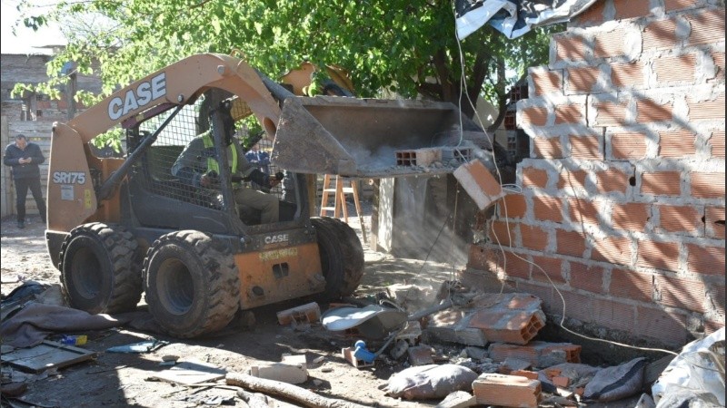 Derribo de un nuevo búnker de venta de estupefacientes, que funcionaba en calle Piamonte 2437, en Rosario. 