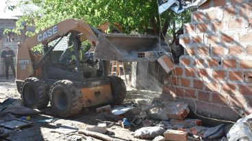 Derribo de un nuevo búnker de venta de estupefacientes, que funcionaba en calle Piamonte 2437, en Rosario. 