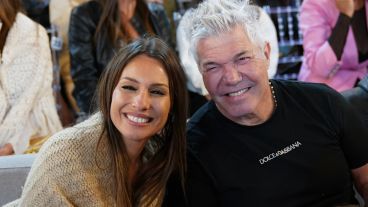 Carolina "Pampita" Ardohain, con su abogado Fernando Burlando. Ambos recibieron hoy los cuatro celulares robados en la casa de la modelo.