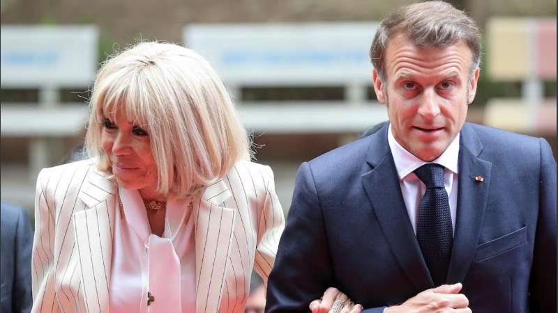 La esposa de Emmanuel Macron llevó evidencia a la Justicia francesa para desmentir las acusaciones sobre su identidad de género.