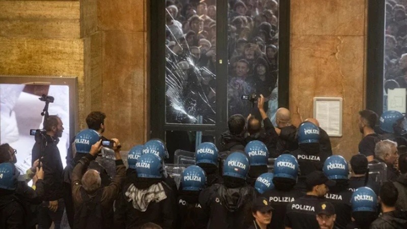 Manifestantes intentan ingresar a la Estación Central de Milán.