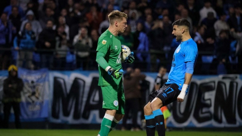 Thiago Cardozo le atajó un penal a Benedetto, que pateó muy mal.