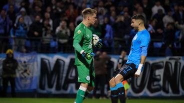 Thiago Cardozo le atajó un penal a Benedetto, que pateó muy mal.