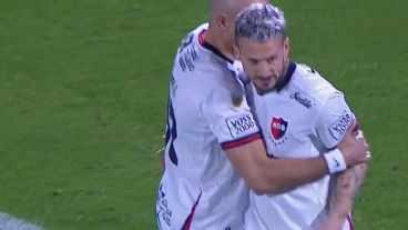 "Pipa" Benedetto falló el penal y Cocoliso González lo consuela.