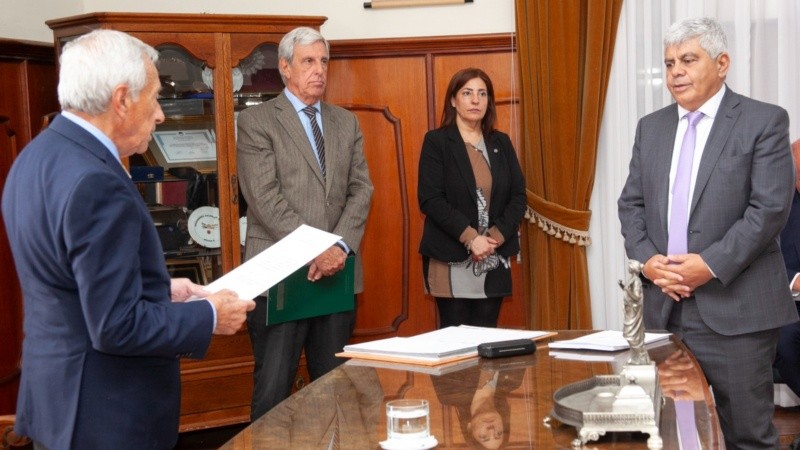 Los jueces de la Corte Suprema prestaron juramento a la nueva Constitución.