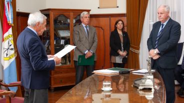 Los jueces de la Corte Suprema prestaron juramento a la nueva Constitución.