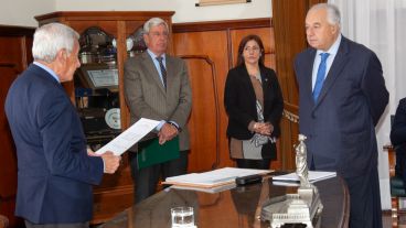 Los jueces de la Corte Suprema prestaron juramento a la nueva Constitución.