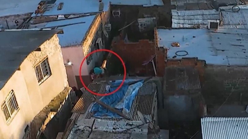 Una imagen registrada por el drone, en la que se observa a la mujer tratando de escapar por los pasillos