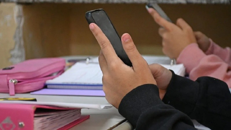 Qué dicen los datos sobre la prohibición del uso de celulares en escuelas.