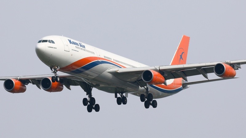 El niño se escondió en el tren de aterrizaje de un avión de la compañía afgana Kam Air.