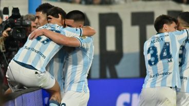 Los abrazos se multiplican en Avellaneda y Racing es una fiesta.