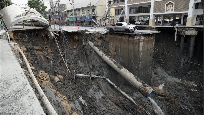 Cuando el terreno se abrió, según muestran varios vídeos compartidos en las redes sociales, postes con tendido eléctrico cayeron dentro del foso.