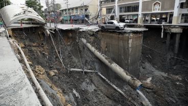 Cuando el terreno se abrió, según muestran varios vídeos compartidos en las redes sociales, postes con tendido eléctrico cayeron dentro del foso.