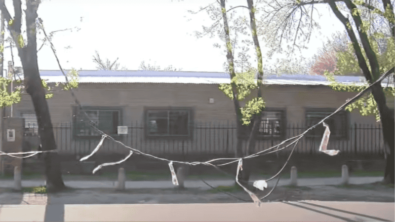 Así quedaron los cables colgando frente a la escuela.