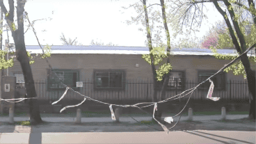 Así quedaron los cables colgando frente a la escuela.