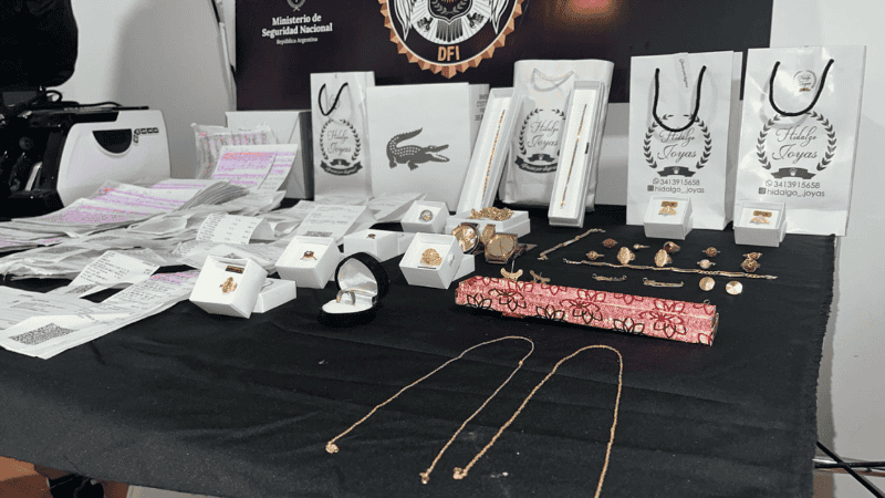 Además de la droga, los agentes secuestraron unos 300 gramos de oro en alhajas.