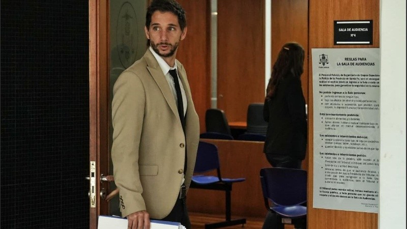 El fiscal Artacho al momento de ingresar a la audiencia.
