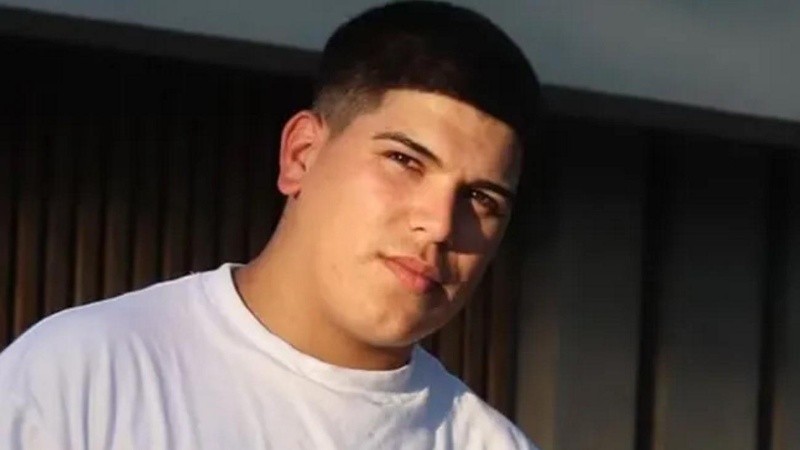 Lo colocaron en posición de decúbito prono —boca abajo— para mejorar la oxigenación, una técnica empleada en casos críticos. 